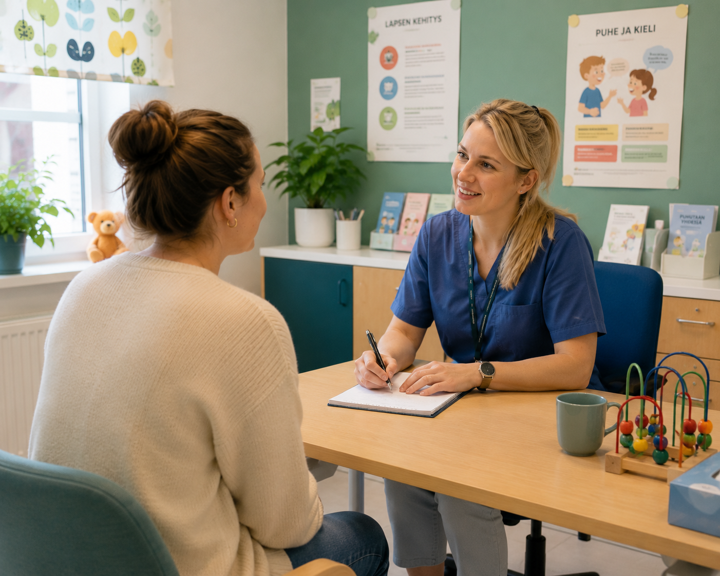 Puheterapeutti keskustelee vanhemman kanssa vastaanottohuoneessa